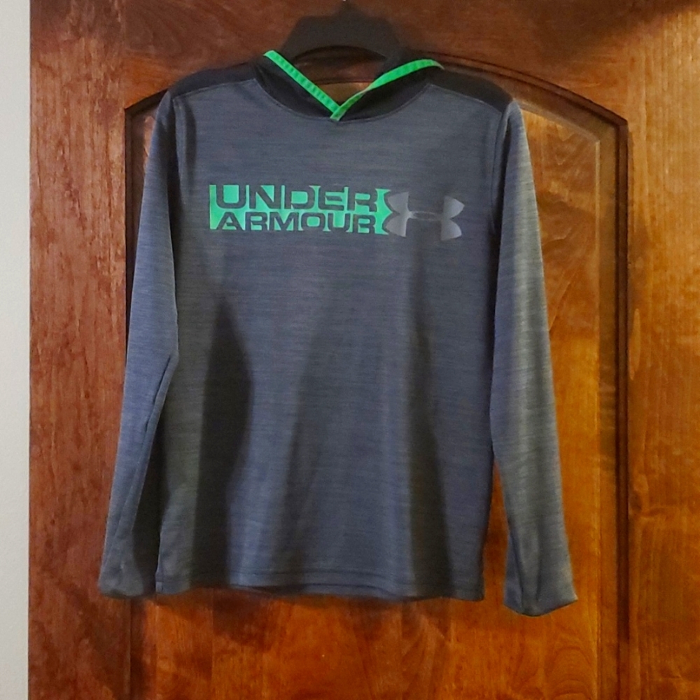Youth medium Underarmour long sleeve EUC